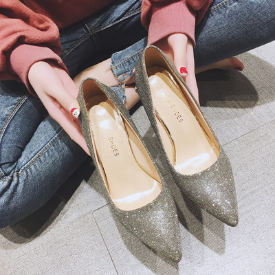 Γυναικεία μοντέρνα υποδήματα με λεπτή τακούνια, μαύρο, γκρι και χρυσό χρώμα - μυτερό μοντέλο