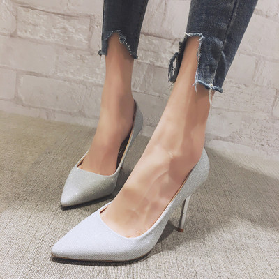 Γυναικεία μοντέρνα υποδήματα με λεπτή τακούνια, μαύρο, γκρι και χρυσό χρώμα - μυτερό μοντέλο