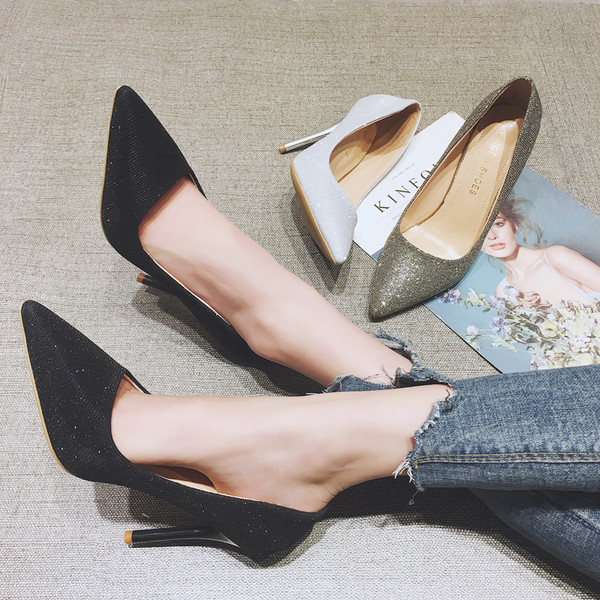 Γυναικεία μοντέρνα υποδήματα με λεπτή τακούνια, μαύρο, γκρι και χρυσό χρώμα - μυτερό μοντέλο