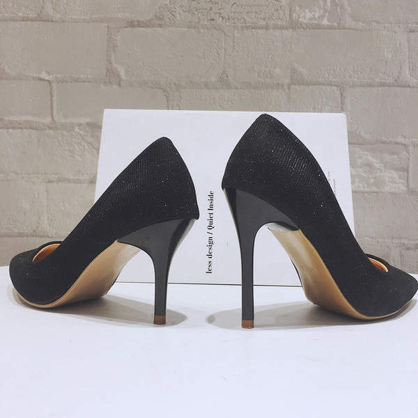 Γυναικεία μοντέρνα υποδήματα με λεπτή τακούνια, μαύρο, γκρι και χρυσό χρώμα - μυτερό μοντέλο