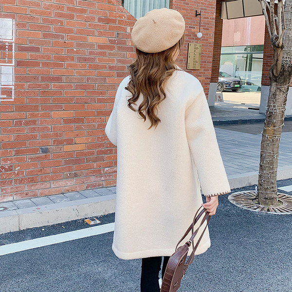 Stílusos női kabát bézs, fehér és zöld színben, zsebekkel és gombokkal