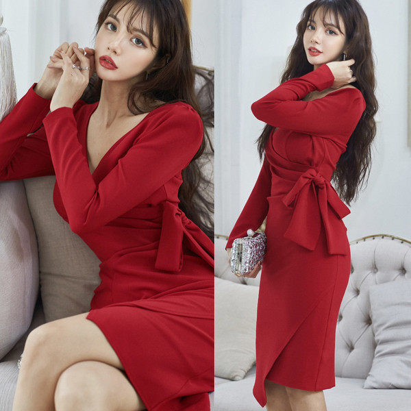 Rochie elegantă de damă, cu decolteu spitz și panglică roșie