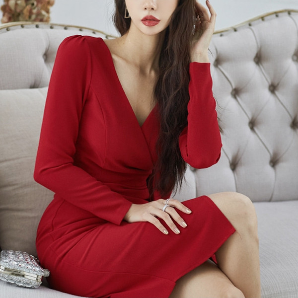 Rochie elegantă de damă, cu decolteu spitz și panglică roșie