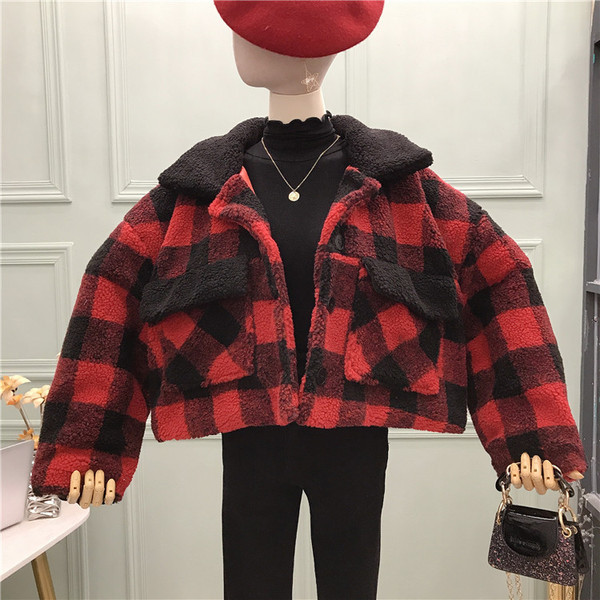 Μοντέρνο γυναικείο καρό παλτό με κουμπιά και τσέπες σε κόκκινο και μαύρο χρώμα