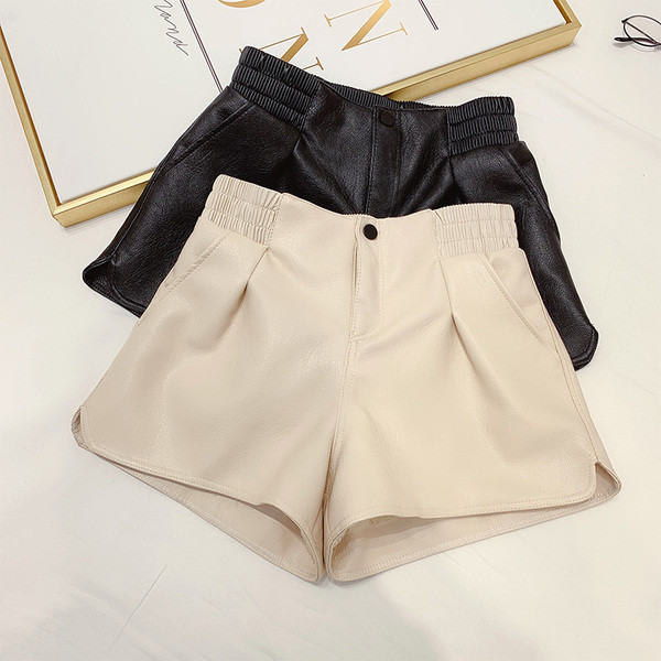 Γυναικείο κοντό παντελόνι χειμωνιάτικο από έκο δέρμα με ελαστική μέση σε μπεζ και μαύρο χρώμα