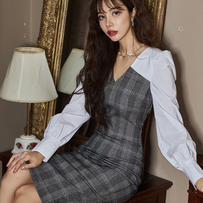 Μοντέρνο γυναικείο καρό φόρεμα με λαιμόκοψη και μακρύ μανίκι σε μλε χρώμα