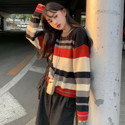 Női csíkos őszi-téli pulóver ovális nyakkivágással, piros és zöld színben