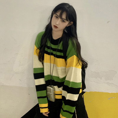 Női csíkos őszi-téli pulóver ovális nyakkivágással, piros és zöld színben