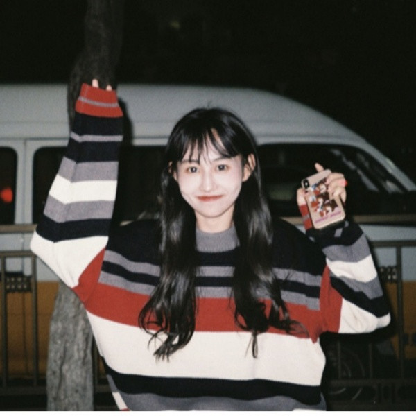 Női csíkos őszi-téli pulóver ovális nyakkivágással, piros és zöld színben