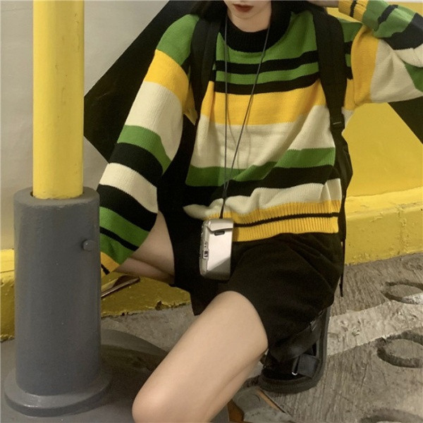 Női csíkos őszi-téli pulóver ovális nyakkivágással, piros és zöld színben