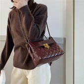 Női bőrtáska lánccal bordó, bézs és fekete színben