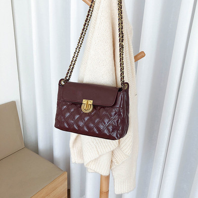 Női bőrtáska lánccal bordó, bézs és fekete színben