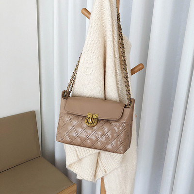 Női bőrtáska lánccal bordó, bézs és fekete színben