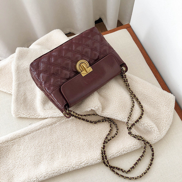 Női bőrtáska lánccal bordó, bézs és fekete színben