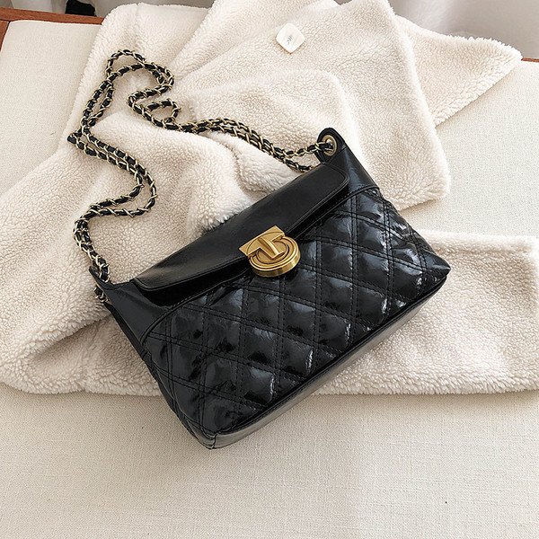 Női bőrtáska lánccal bordó, bézs és fekete színben