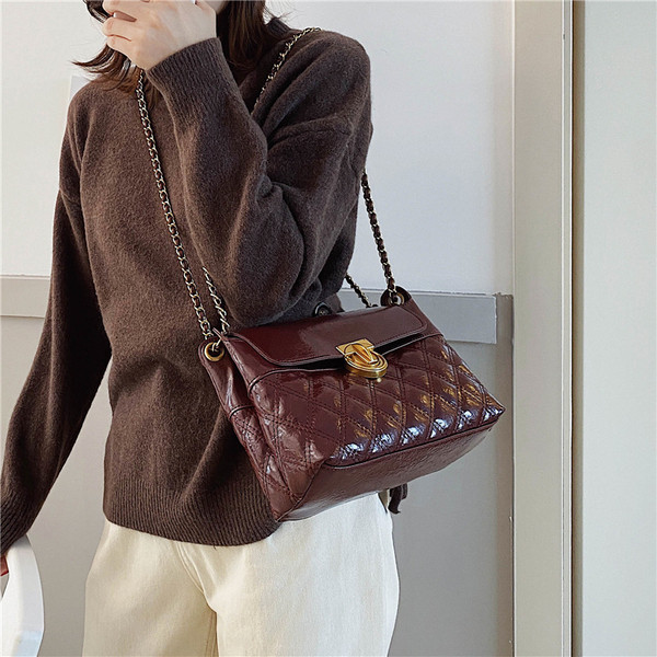 Női bőrtáska lánccal bordó, bézs és fekete színben