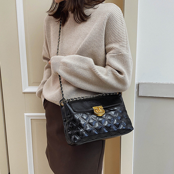 Női bőrtáska lánccal bordó, bézs és fekete színben