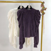 Χνουδωτό γυναικείο πουλόβερ με βολάν μανίκι σε λευκό και μοβ χρώμα