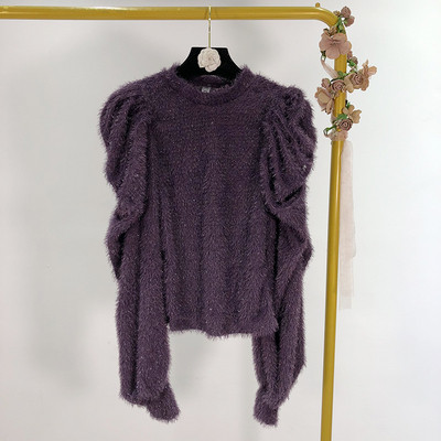 Χνουδωτό γυναικείο πουλόβερ με βολάν μανίκι σε λευκό και μοβ χρώμα