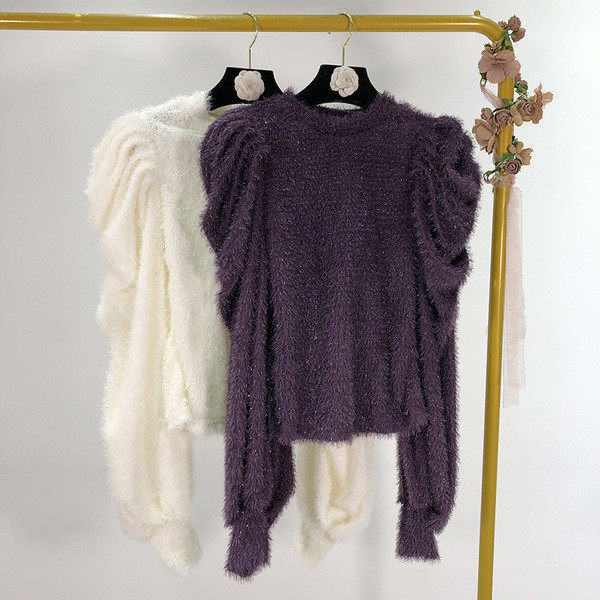 Χνουδωτό γυναικείο πουλόβερ με βολάν μανίκι σε λευκό και μοβ χρώμα