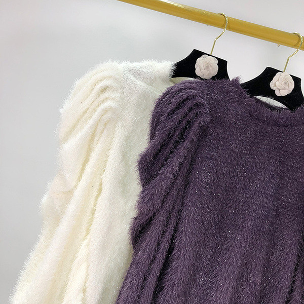 Χνουδωτό γυναικείο πουλόβερ με βολάν μανίκι σε λευκό και μοβ χρώμα