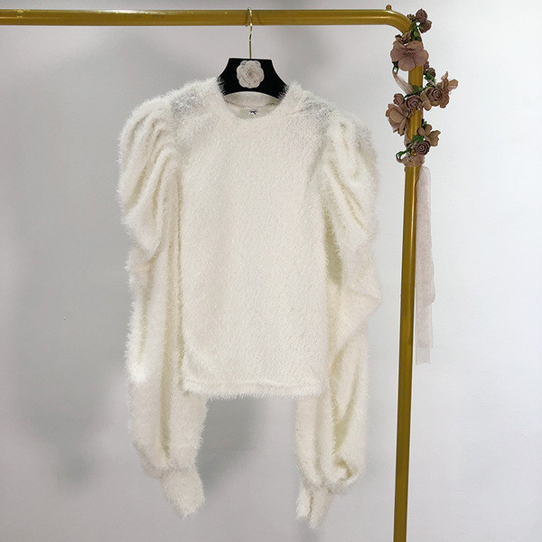 Χνουδωτό γυναικείο πουλόβερ με βολάν μανίκι σε λευκό και μοβ χρώμα