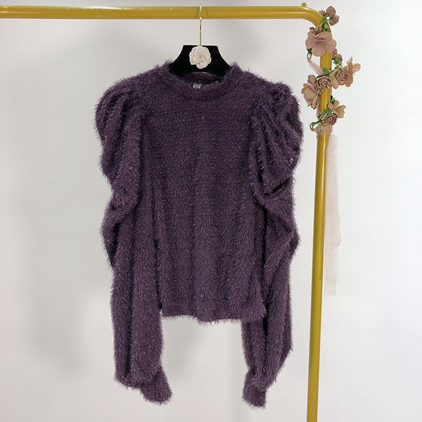 Χνουδωτό γυναικείο πουλόβερ με βολάν μανίκι σε λευκό και μοβ χρώμα