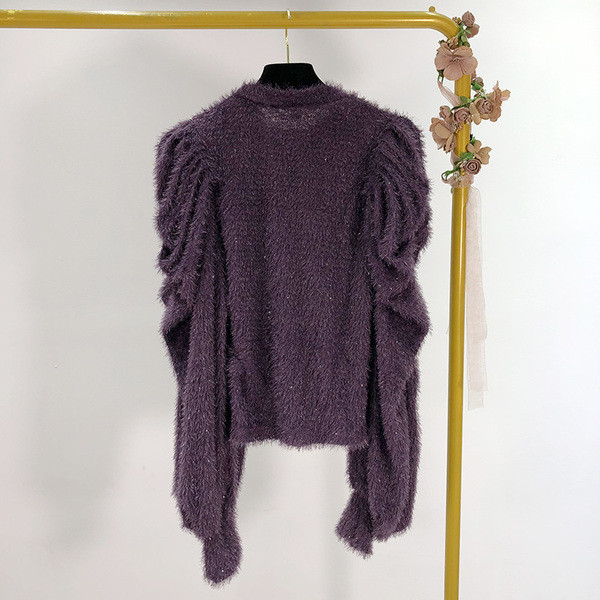 Χνουδωτό γυναικείο πουλόβερ με βολάν μανίκι σε λευκό και μοβ χρώμα