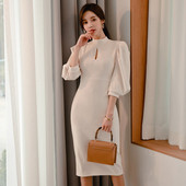 Rochie elegantă de damă în alb, cu mâneci 3/4 și guler înalt