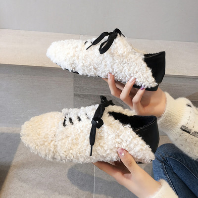 Γυναικεία καθημρινά παπούτσια με γούνα και κορδόνια σε μαύρο, λευκό και μπεζ χρώμα