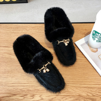 Γυναικεία χνουδωτά παπούτσια με μεταλλική διακόσμηση σε μπεζ και μαύρο χρώμα