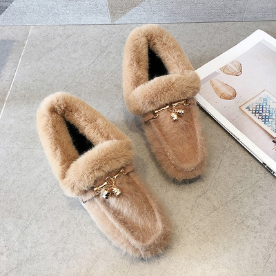 Γυναικεία χνουδωτά παπούτσια με μεταλλική διακόσμηση σε μπεζ και μαύρο χρώμα