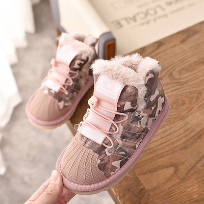 Gyerekcsizma puha béléssel és terepszínű mintával fekete és rózsaszín színben, lányoknak és fiúknak egyaránt