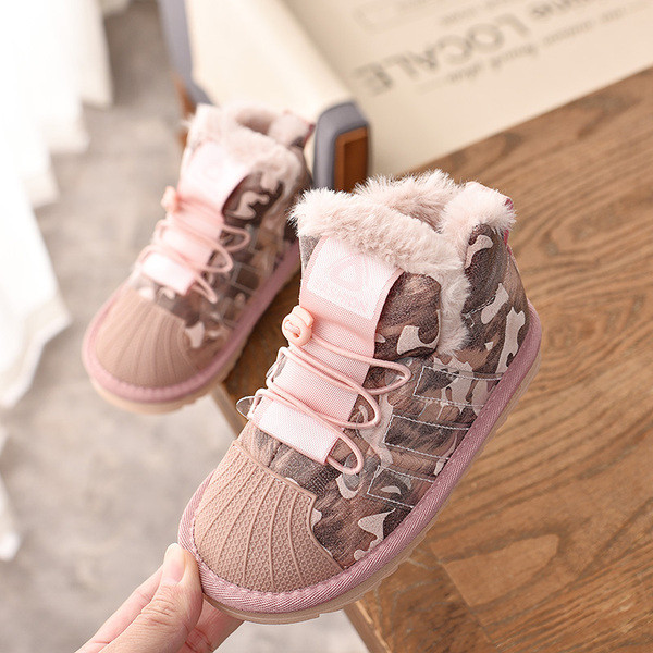 Gyerekcsizma puha béléssel és terepszínű mintával fekete és rózsaszín színben, lányoknak és fiúknak egyaránt