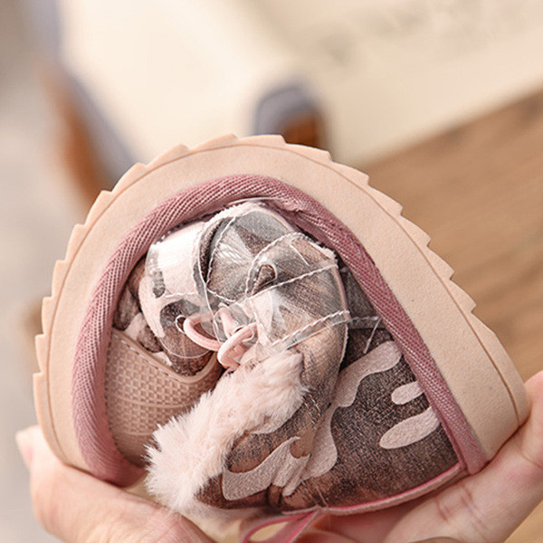 Gyerekcsizma puha béléssel és terepszínű mintával fekete és rózsaszín színben, lányoknak és fiúknak egyaránt