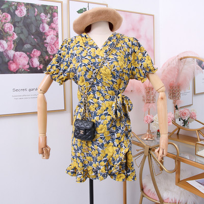 Női ruha spitz nyakkivágással és rövid ujjú piros, kék és sárga színben