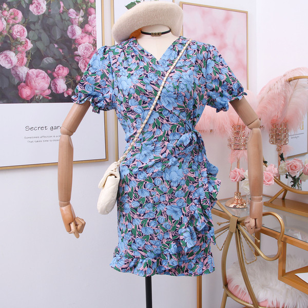 Női ruha spitz nyakkivágással és rövid ujjú piros, kék és sárga színben