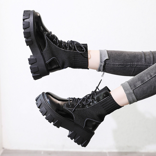 Női csizma durva talppal és fűzős fekete színben - két modell