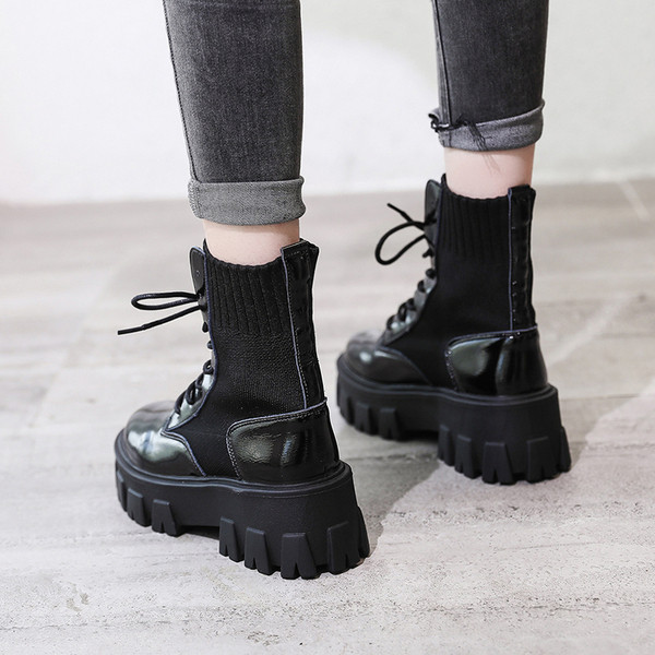 Női csizma durva talppal és fűzős fekete színben - két modell