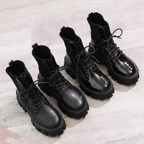 Női csizma durva talppal és fűzős fekete színben - két modell