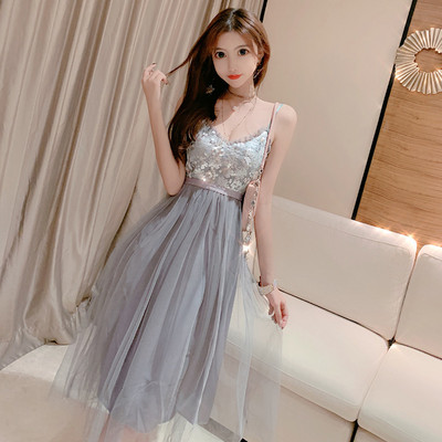 Elegáns női ruha tüllből és csipkéből fehér és szürke színben