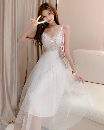 Elegáns női ruha tüllből és csipkéből fehér és szürke színben