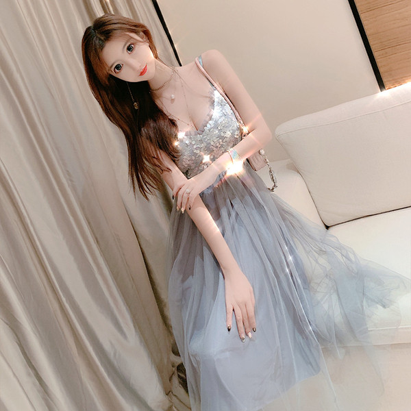 Elegáns női ruha tüllből és csipkéből fehér és szürke színben