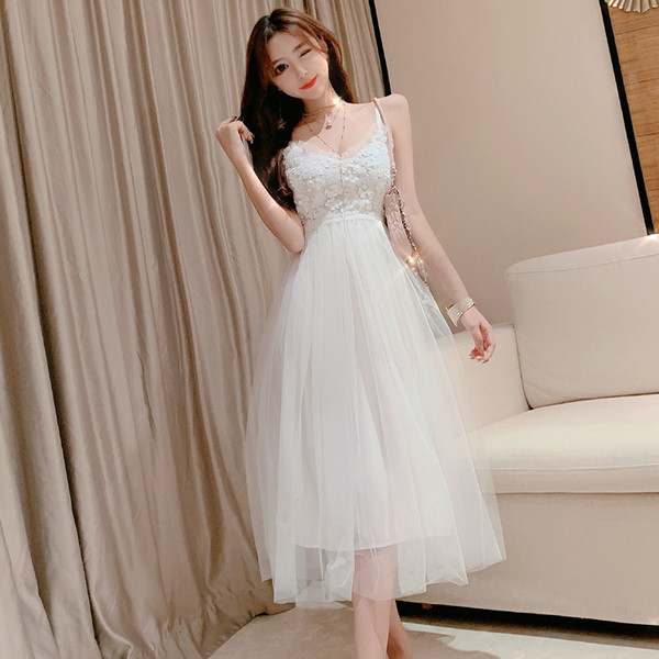 Elegáns női ruha tüllből és csipkéből fehér és szürke színben