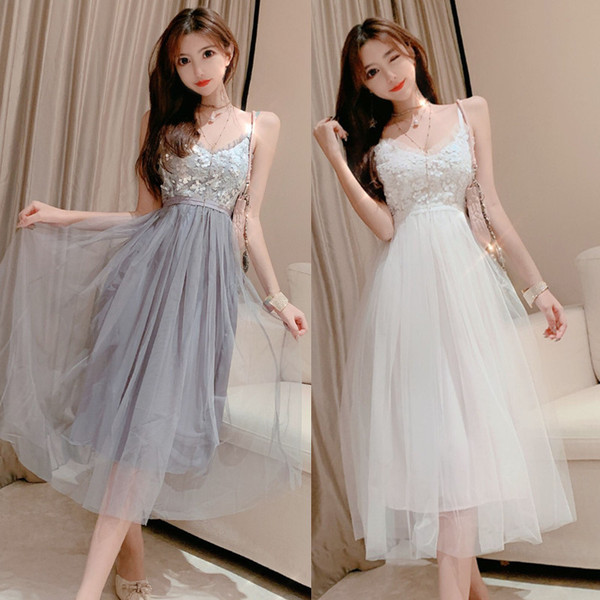 Elegáns női ruha tüllből és csipkéből fehér és szürke színben