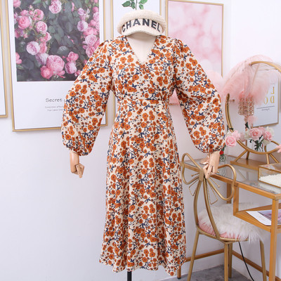 Őszre és télre alkalmas női ruha virágmotívumokkal és spitz nyakkivágással bézs, fekete és barna színekben