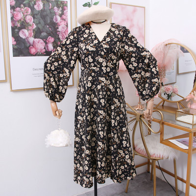 Őszre és télre alkalmas női ruha virágmotívumokkal és spitz nyakkivágással bézs, fekete és barna színekben