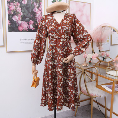 Őszre és télre alkalmas női ruha virágmotívumokkal és spitz nyakkivágással bézs, fekete és barna színekben