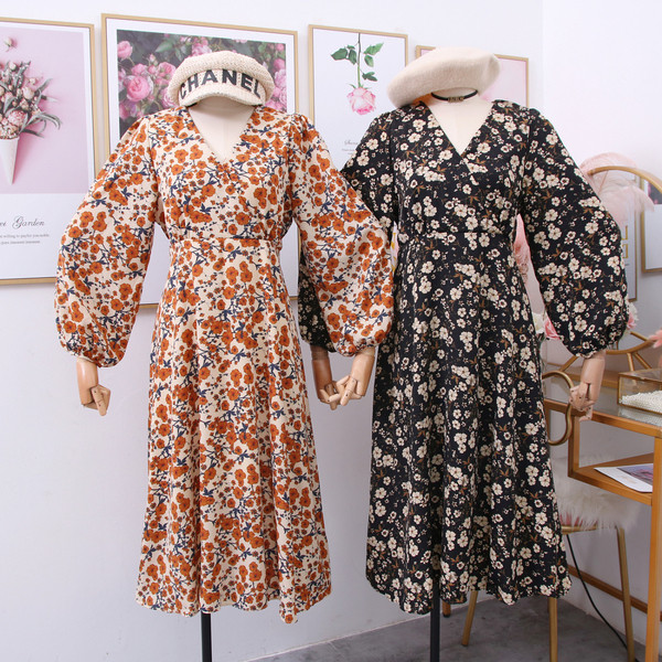 Őszre és télre alkalmas női ruha virágmotívumokkal és spitz nyakkivágással bézs, fekete és barna színekben