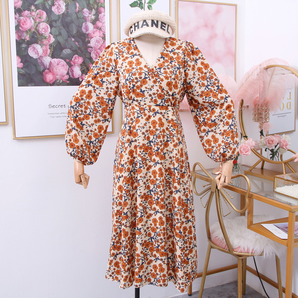 Őszre és télre alkalmas női ruha virágmotívumokkal és spitz nyakkivágással bézs, fekete és barna színekben